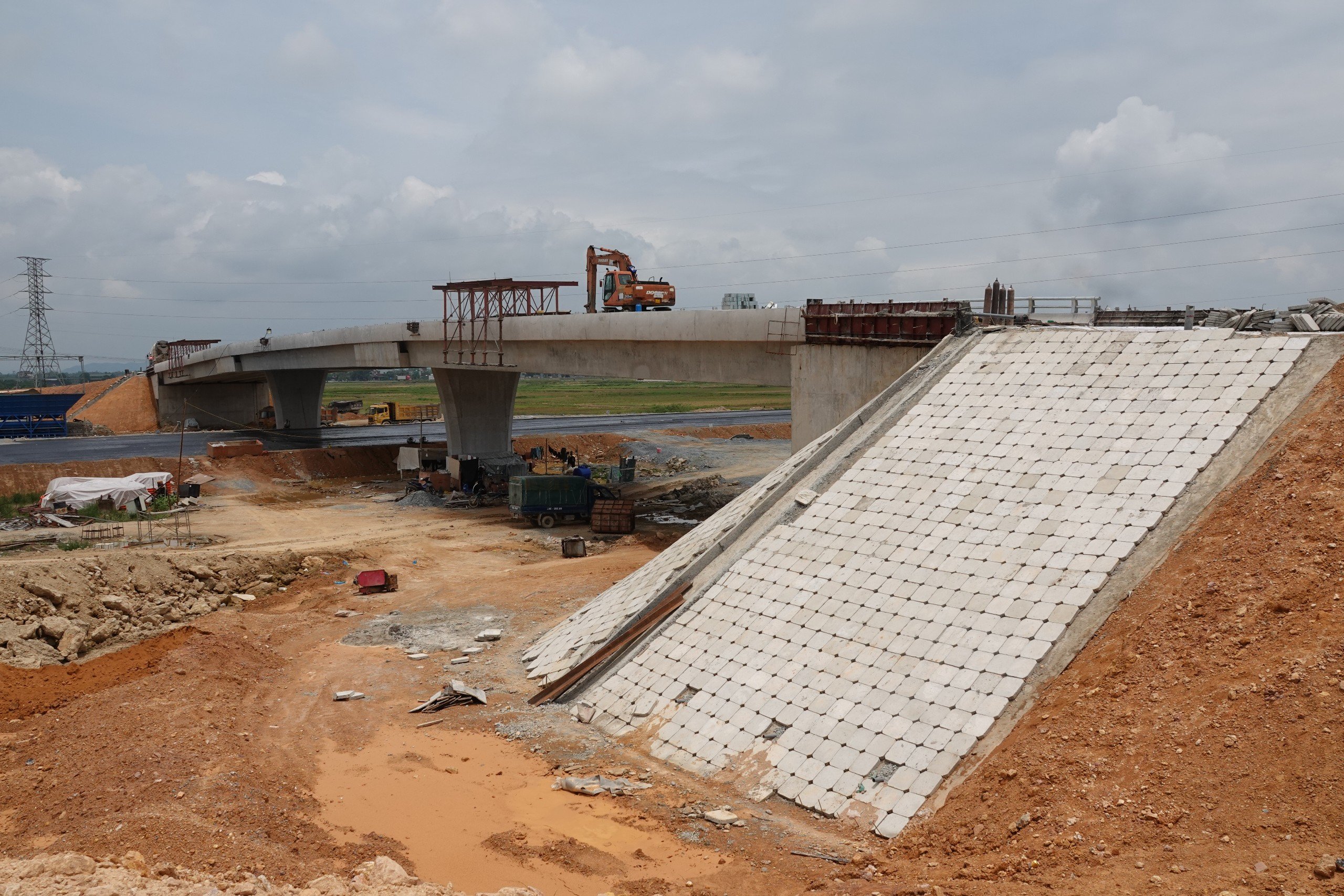 Thảm nhựa nút giao đầu tiên trên cao tốc Bãi Vọt - Hàm Nghi- Ảnh 4. Thảm nhựa nút giao đầu tiên trên cao tốc Bãi Vọt - Hàm Nghi- Ảnh 4.