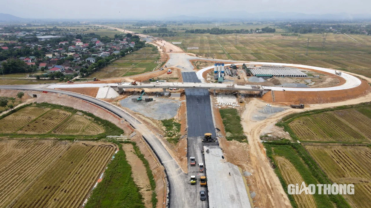 Thảm nhựa nút giao đầu tiên trên cao tốc Bãi Vọt - Hàm Nghi- Ảnh 1. Thảm nhựa nút giao đầu tiên trên cao tốc Bãi Vọt - Hàm Nghi- Ảnh 1.