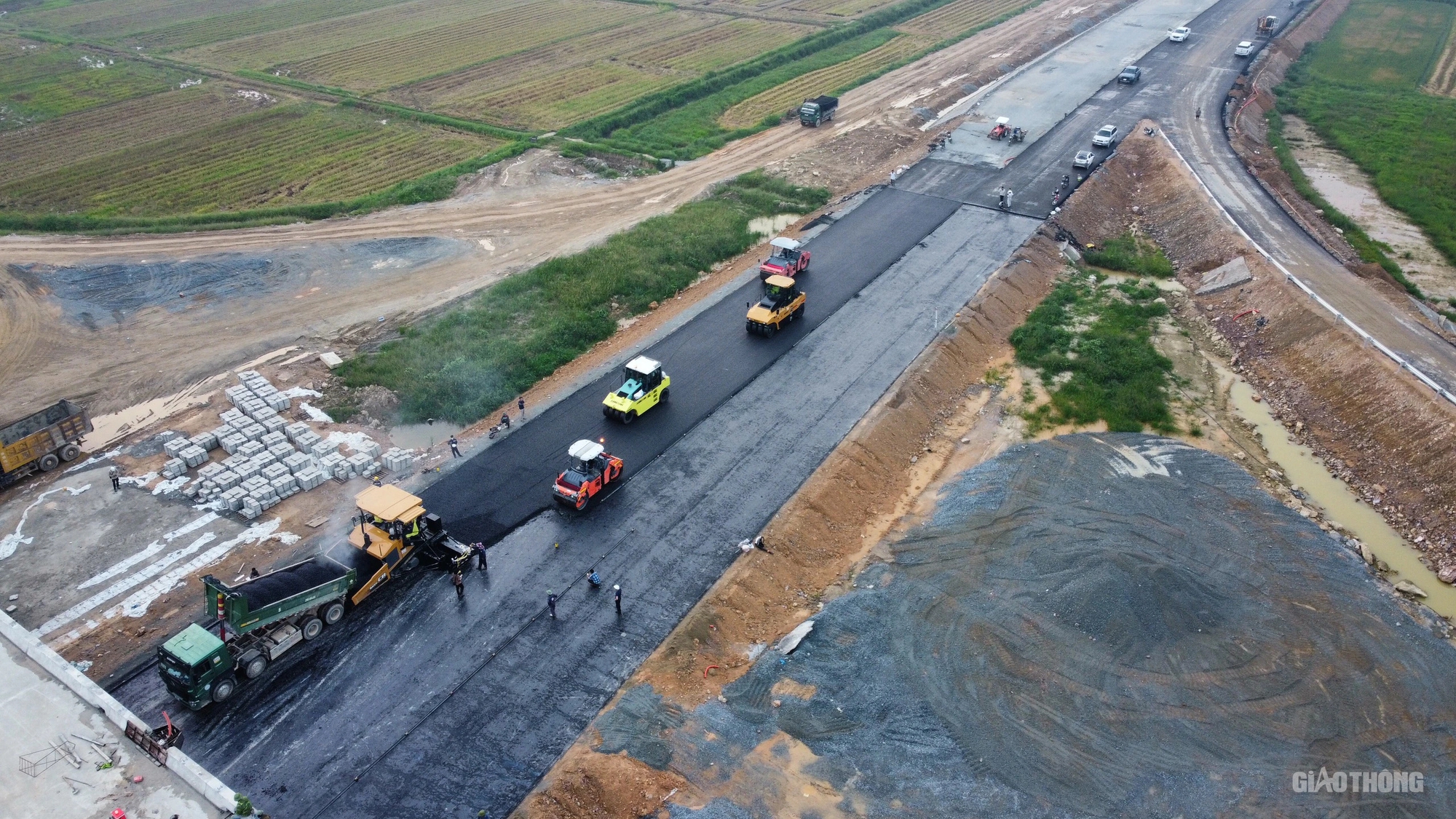 Thảm nhựa nút giao đầu tiên trên cao tốc Bãi Vọt - Hàm Nghi- Ảnh 2. Thảm nhựa nút giao đầu tiên trên cao tốc Bãi Vọt - Hàm Nghi- Ảnh 2.