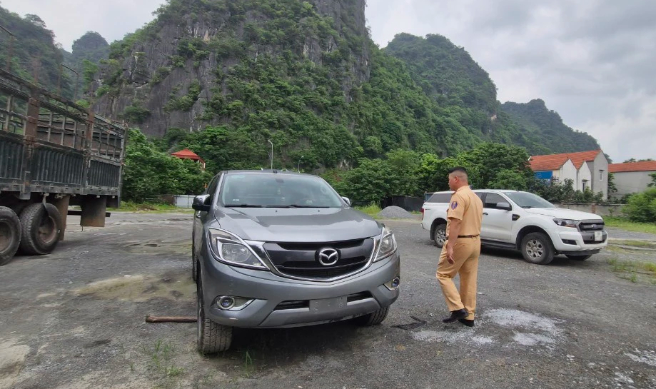 Tr&uacute;ng đấu gi&aacute; biển số xe, chưa được cấp đ&atilde; tự &yacute; gắn v&agrave;o xe để chạy
- Ảnh 1.
