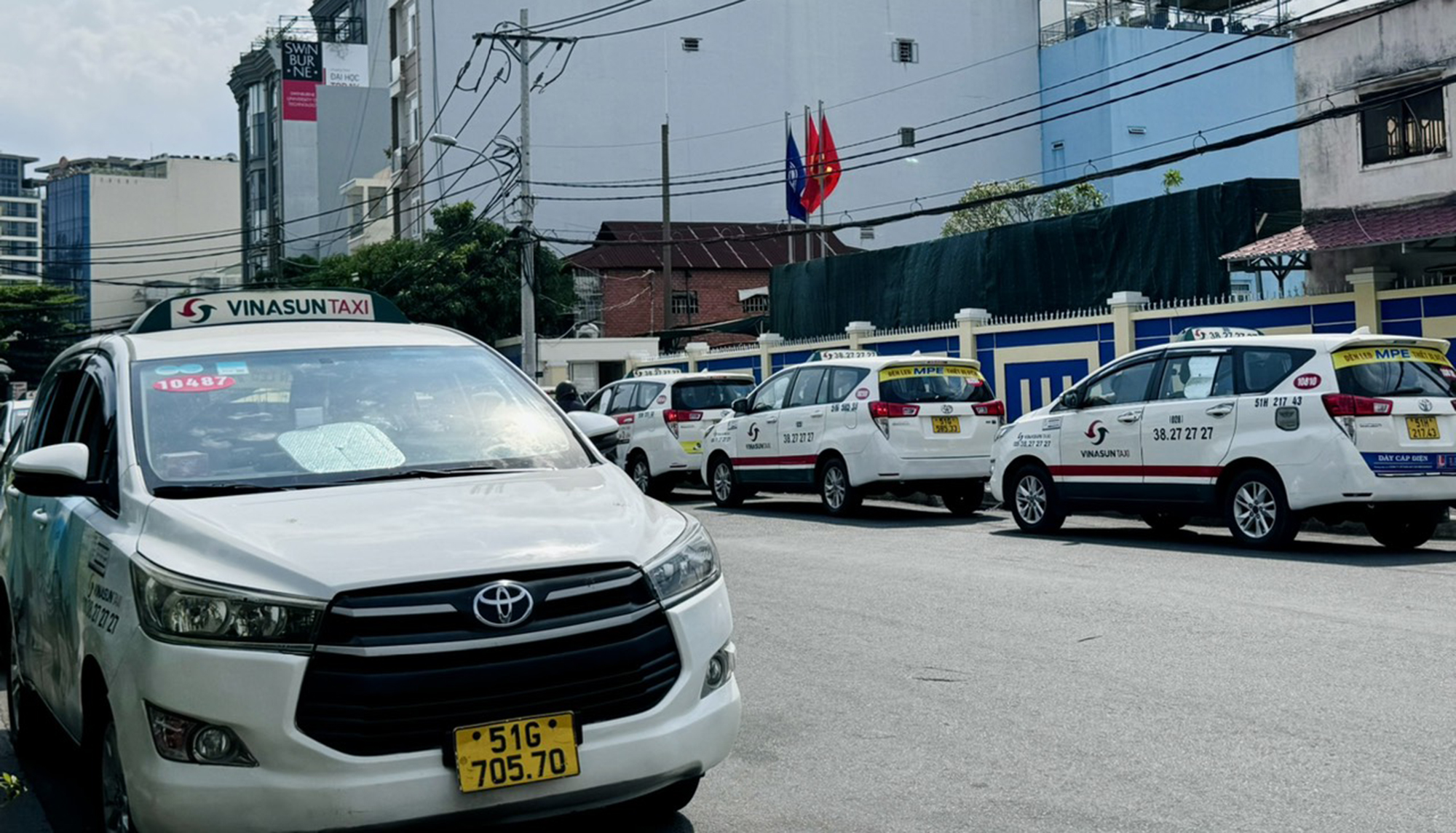 Taxi &ldquo;kh&aacute;t&rdquo; chỗ đỗ quanh s&acirc;n bay T&acirc;n Sơn Nhất- Ảnh 2.