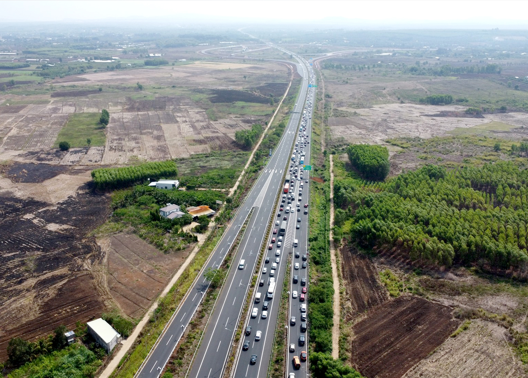 Tour du lịch đường bộ h&uacute;t kh&aacute;ch- Ảnh 1.