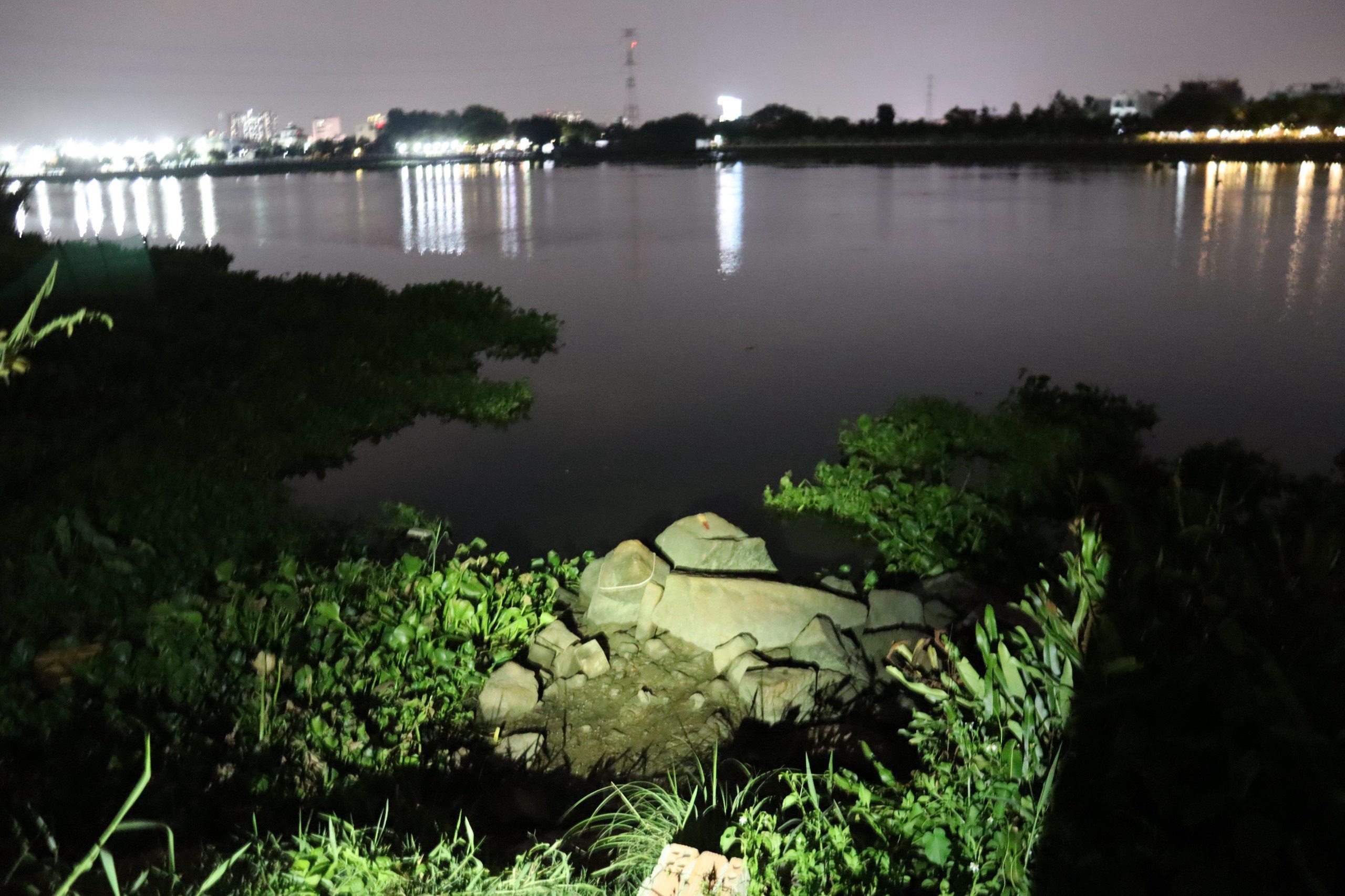 T&igrave;m th&acirc;n nh&acirc;n người đ&agrave;n &ocirc;ng tử vong dưới s&ocirc;ng S&agrave;i G&ograve;n nghi nhảy cầu- Ảnh 1.