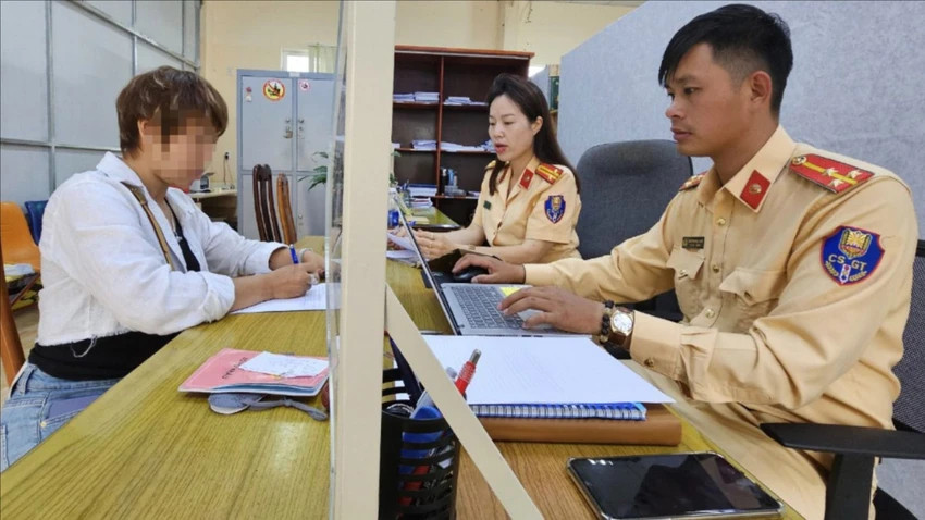 C&ocirc;ng an mời nh&oacute;m phụ nữ dừng &ocirc; t&ocirc; tập thể dục giữa đường ở Đ&agrave; Lạt l&ecirc;n l&agrave;m việc- Ảnh 1.