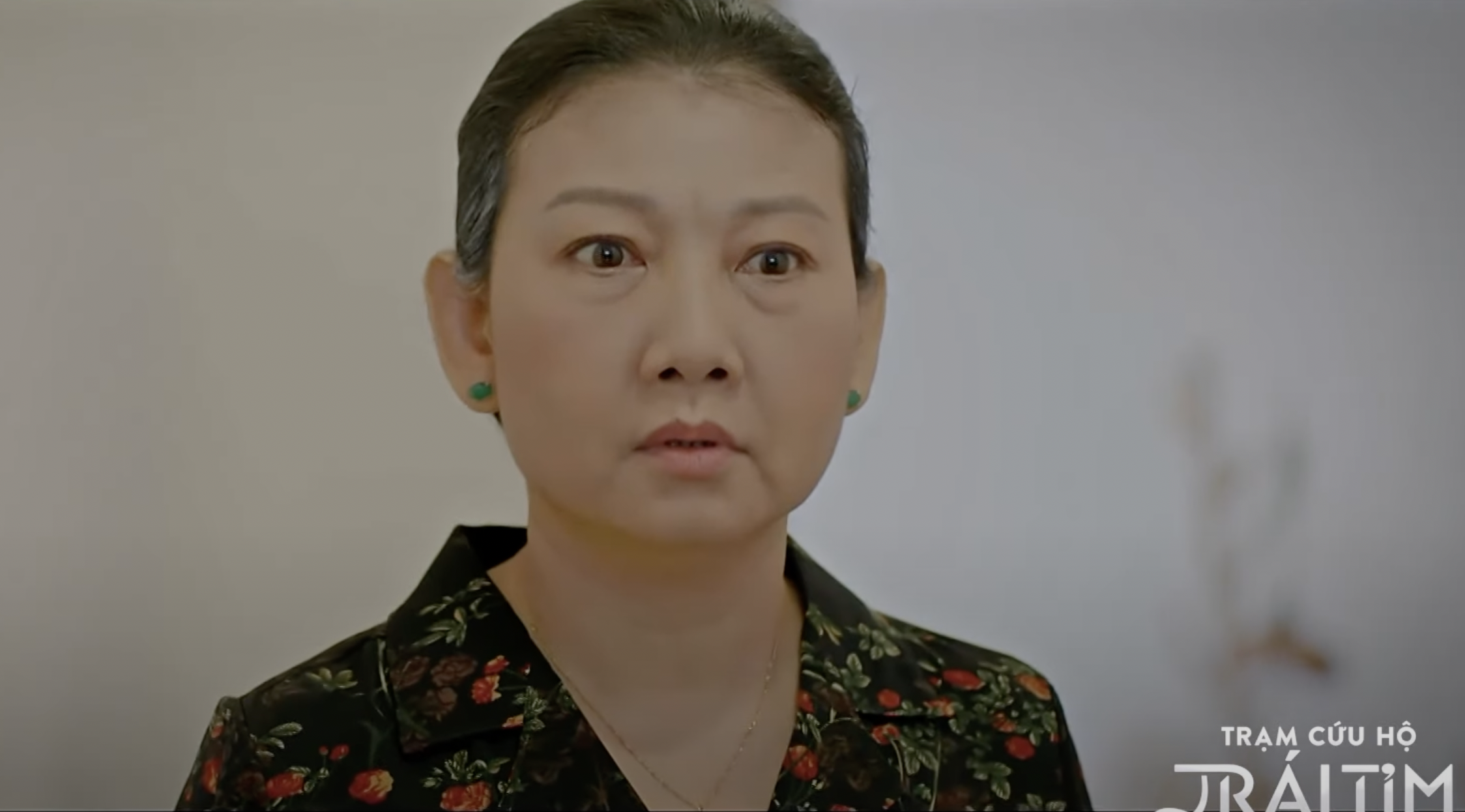 B&agrave; Xinh cho&aacute;ng v&aacute;ng khi ph&aacute;t hiện b&iacute; mật động trời của con d&acirc;u.