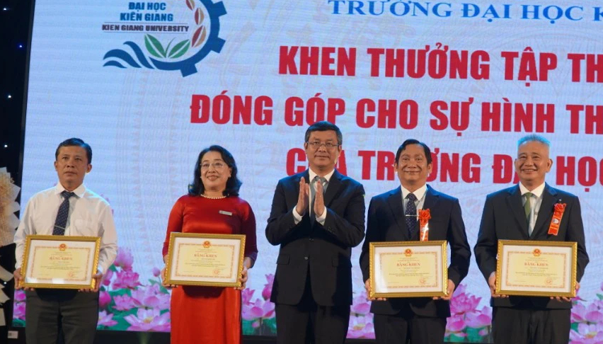 Trường Đại học Ki&ecirc;n Giang tuyển sinh 24 ng&agrave;nh với chỉ ti&ecirc;u 3.100 sinh vi&ecirc;n- Ảnh 1.