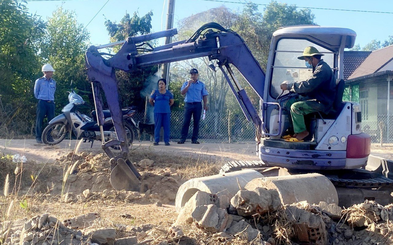 Th&aacute;o dỡ c&aacute;c c&ocirc;ng tr&igrave;nh lấn chiếm h&agrave;nh lang đường sắt ở B&igrave;nh Thuận