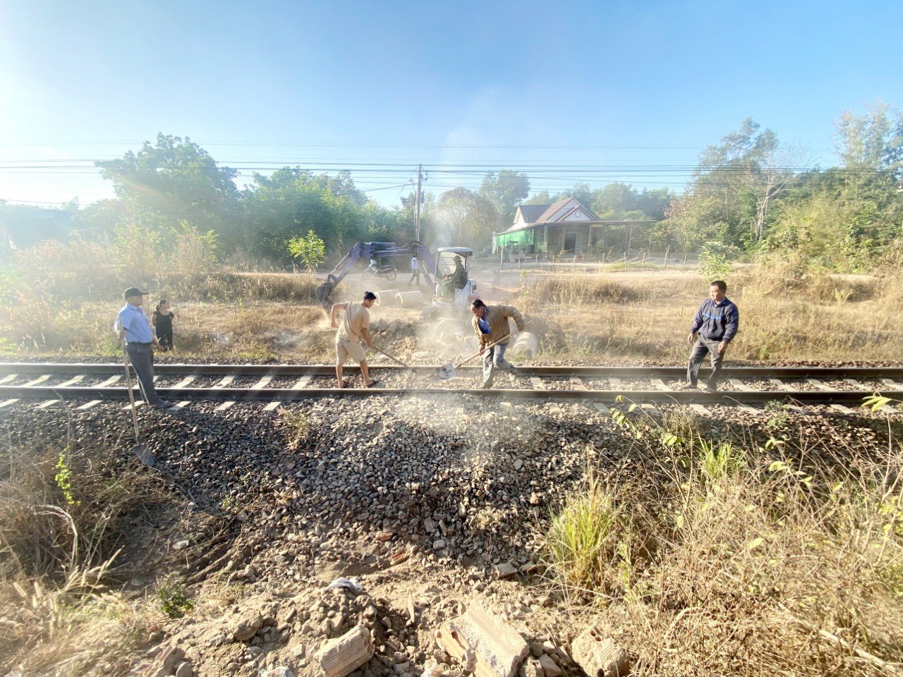 Th&aacute;o dỡ c&aacute;c c&ocirc;ng tr&igrave;nh lấn chiếm h&agrave;nh lang đường sắt ở B&igrave;nh Thuận- Ảnh 3.
