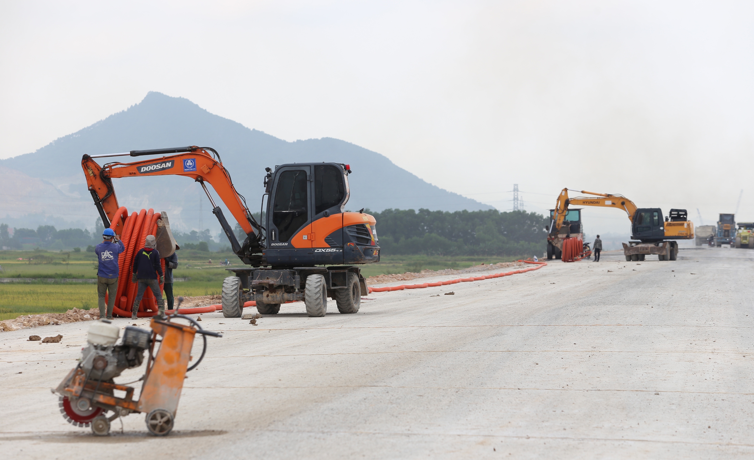 Cuối th&aacute;ng 6, ho&agrave;n th&agrave;nh đoạn c&ograve;n lại cao tốc Diễn Ch&acirc;u - B&atilde;i Vọt- Ảnh 2.