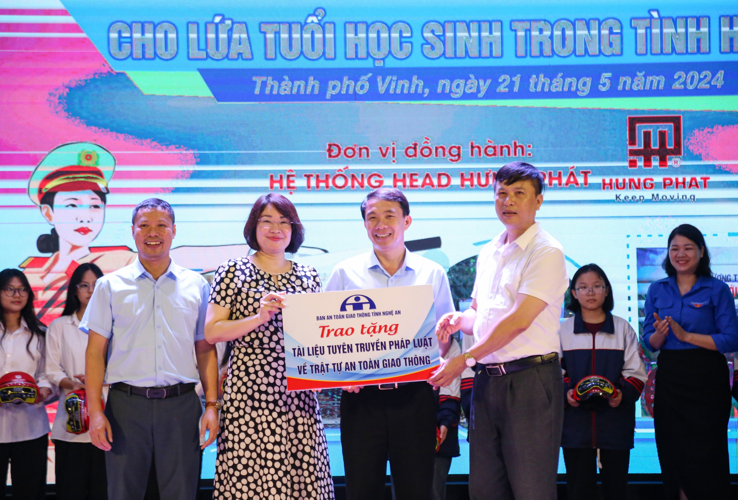 Hơn 500 học sinh được tuyên truyền, giáo dục pháp luật ATGT trước kỳ nghỉ hè- Ảnh 6. Hơn 500 học sinh được tuyên truyền, giáo dục pháp luật ATGT trước kỳ nghỉ hè- Ảnh 6.
