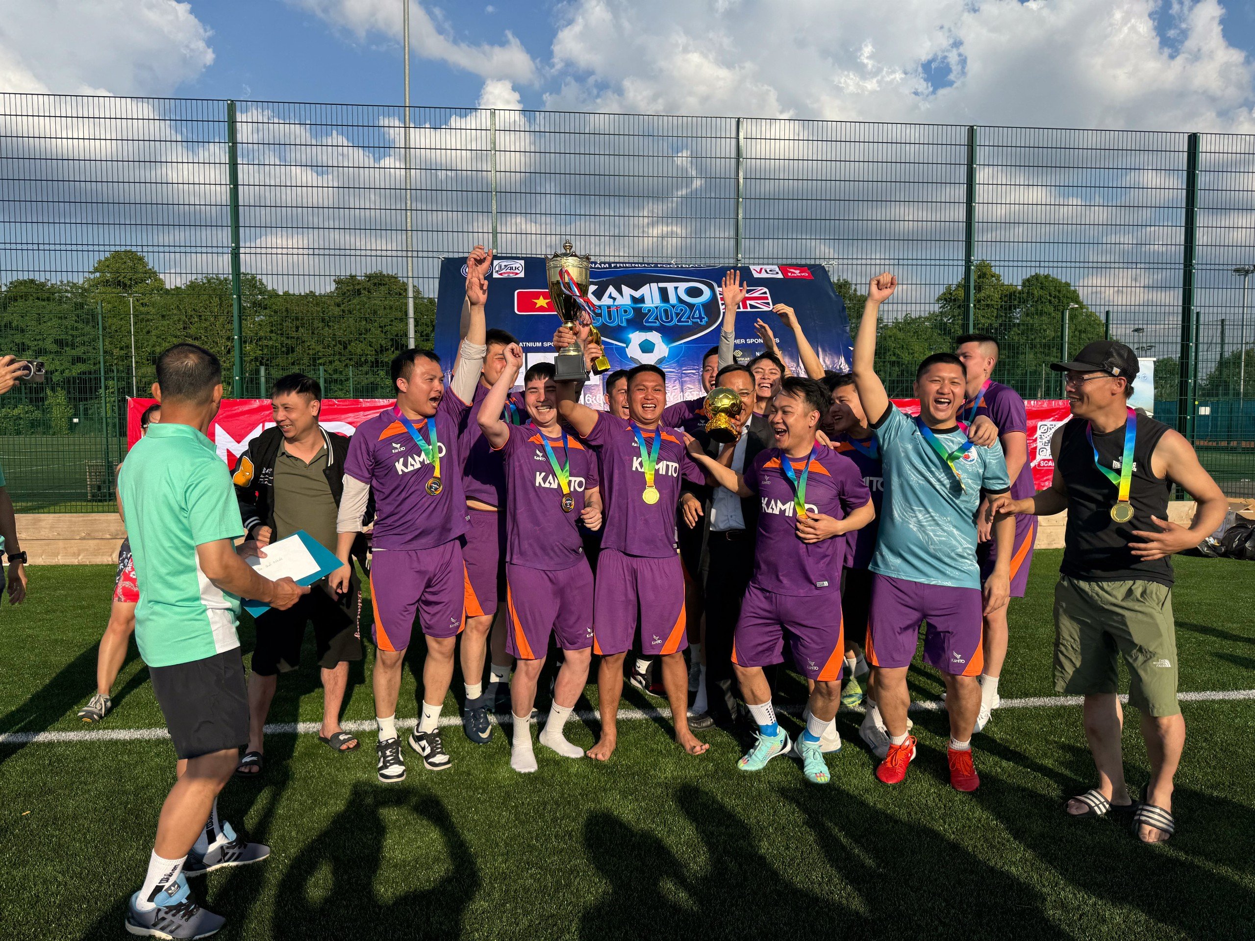 S&ocirc;i động giải b&oacute;ng đ&aacute; người Việt tại Anh tranh c&uacute;p Kamito- Ảnh 1.