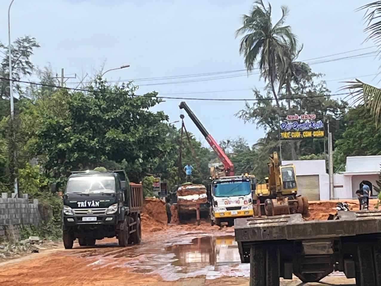 Thông đường ven biển ở Mũi Né sau nhiều giờ tê liệt vì cát- Ảnh 1. Thông đường ven biển ở Mũi Né sau nhiều giờ tê liệt vì cát- Ảnh 1.