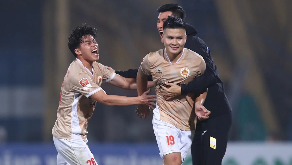 HLV đặc biệt nhất V-League tiết lộ ng&atilde; ngửa về tương lai của Quang Hải- Ảnh 1.