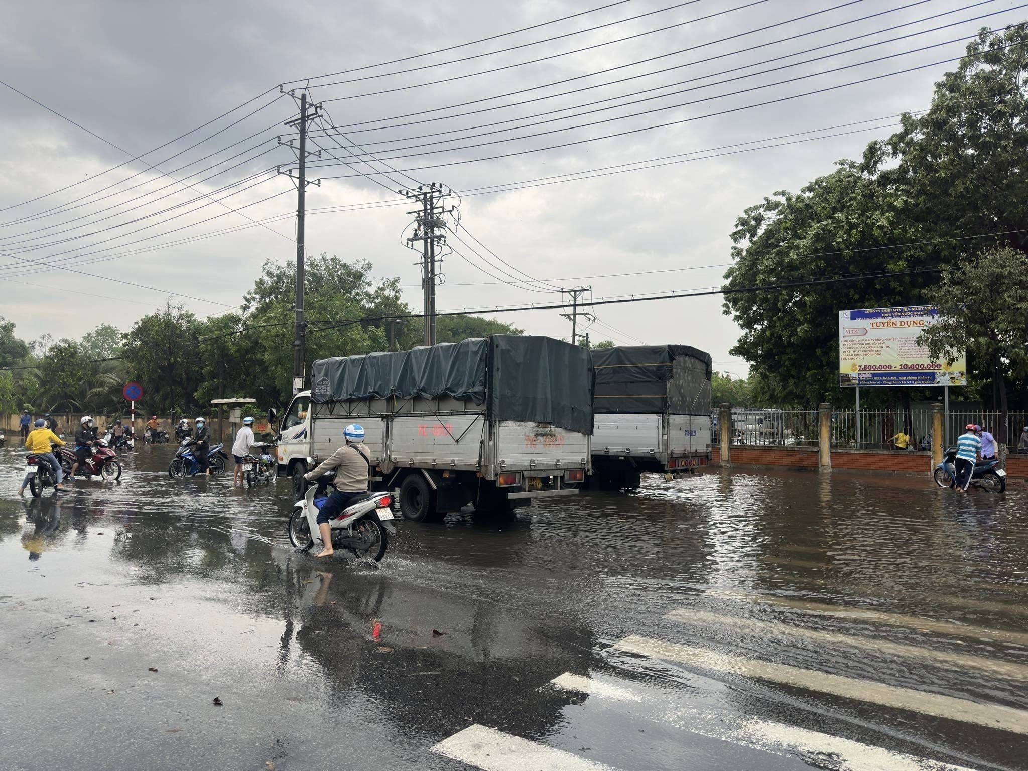 Mưa lớn, quốc lộ 57B tại Bến Tre &ugrave;n tắc k&eacute;o d&agrave;i 2km- Ảnh 1.