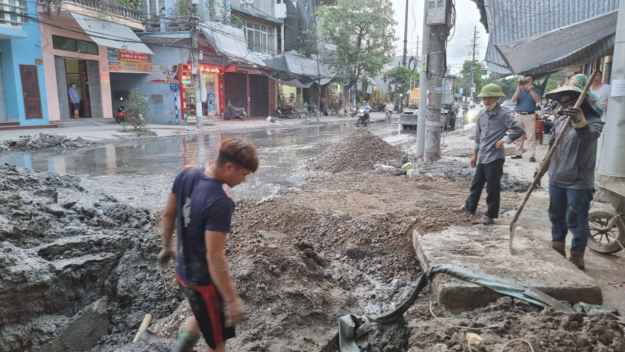 Th&aacute;i B&igrave;nh: Ph&aacute;t hoảng v&igrave; c&ocirc;ng trường dự &aacute;n chỉnh trang đ&ocirc; thị thi c&ocirc;ng ẩu- Ảnh 4.