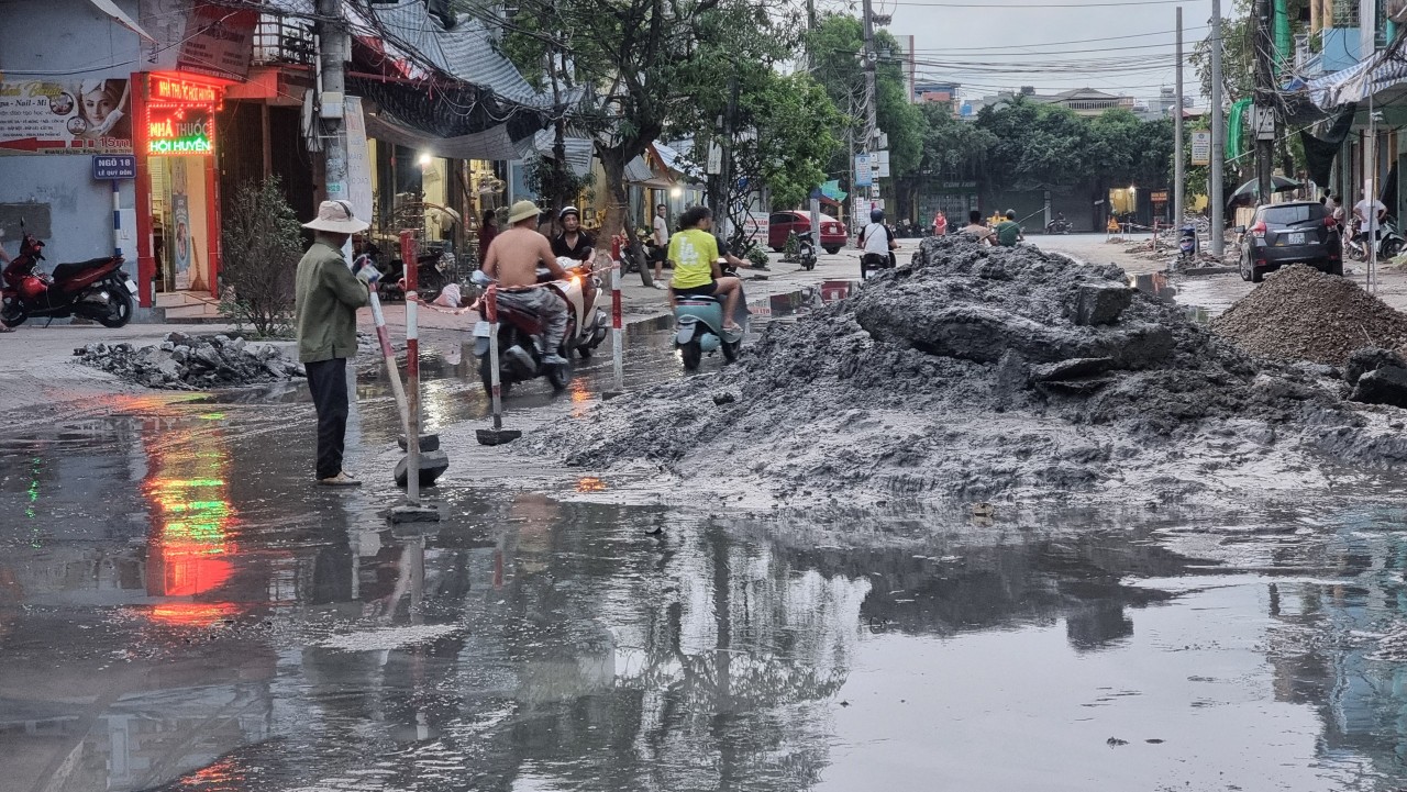 Th&aacute;i B&igrave;nh: Ph&aacute;t hoảng v&igrave; c&ocirc;ng trường dự &aacute;n chỉnh trang đ&ocirc; thị thi c&ocirc;ng ẩu- Ảnh 1.