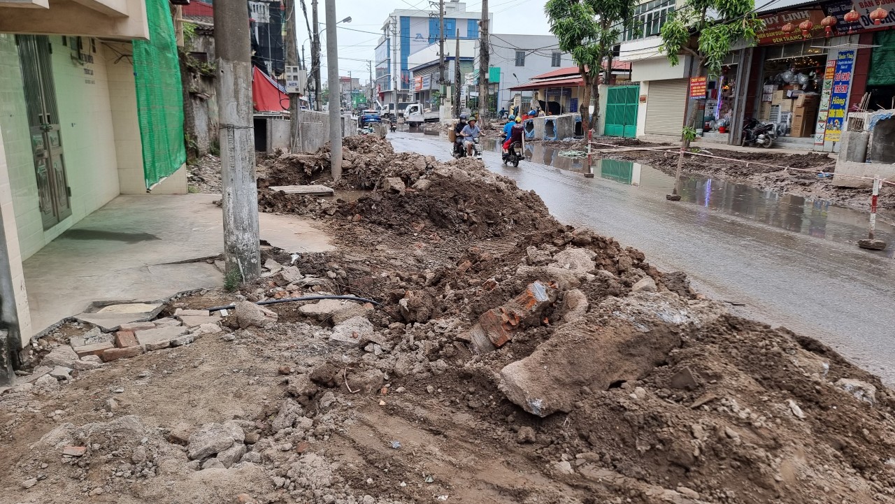 Th&aacute;i B&igrave;nh: Ph&aacute;t hoảng v&igrave; c&ocirc;ng trường dự &aacute;n chỉnh trang đ&ocirc; thị thi c&ocirc;ng ẩu- Ảnh 5.