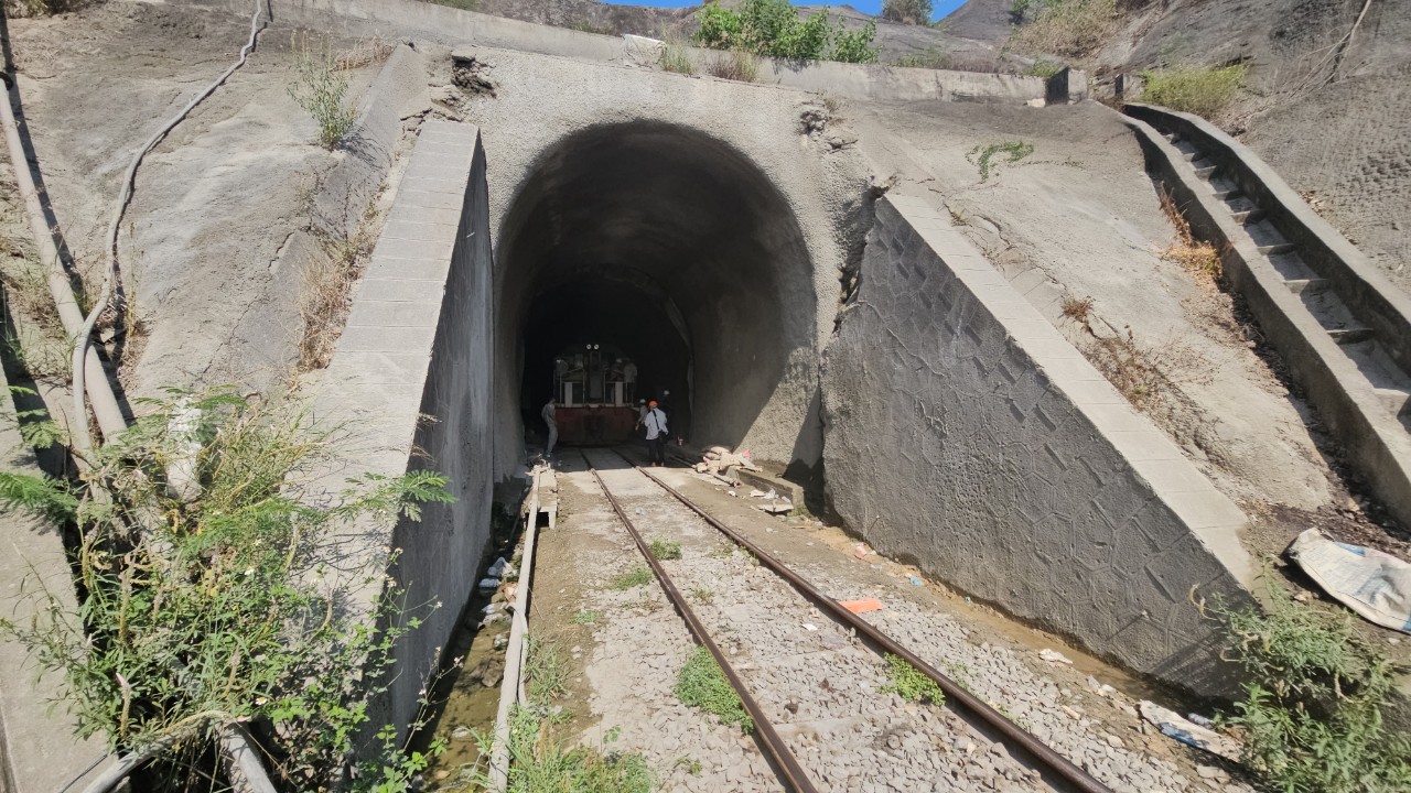 Hành khách được trung chuyển bằng ô tô sau sự cố sạt lở hầm đường sắt Chí Thạnh- Ảnh 2. Hành khách được trung chuyển bằng ô tô sau sự cố sạt lở hầm đường sắt Chí Thạnh- Ảnh 2.
