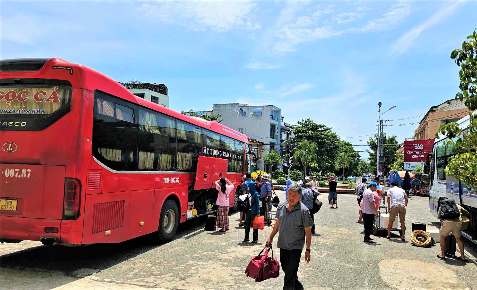 Đường sắt căng mình hỗ trợ khách trung chuyển qua điểm sạt lở hầm Chí Thạnh- Ảnh 1. Đường sắt căng mình hỗ trợ khách trung chuyển qua điểm sạt lở hầm Chí Thạnh- Ảnh 1.