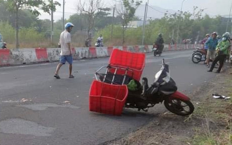 Hiện trường vụ tai nạn sau khi xe anh H t&ocirc;ng phải ch&oacute; thả r&ocirc;ng tr&ecirc;n tỉnh lộ.