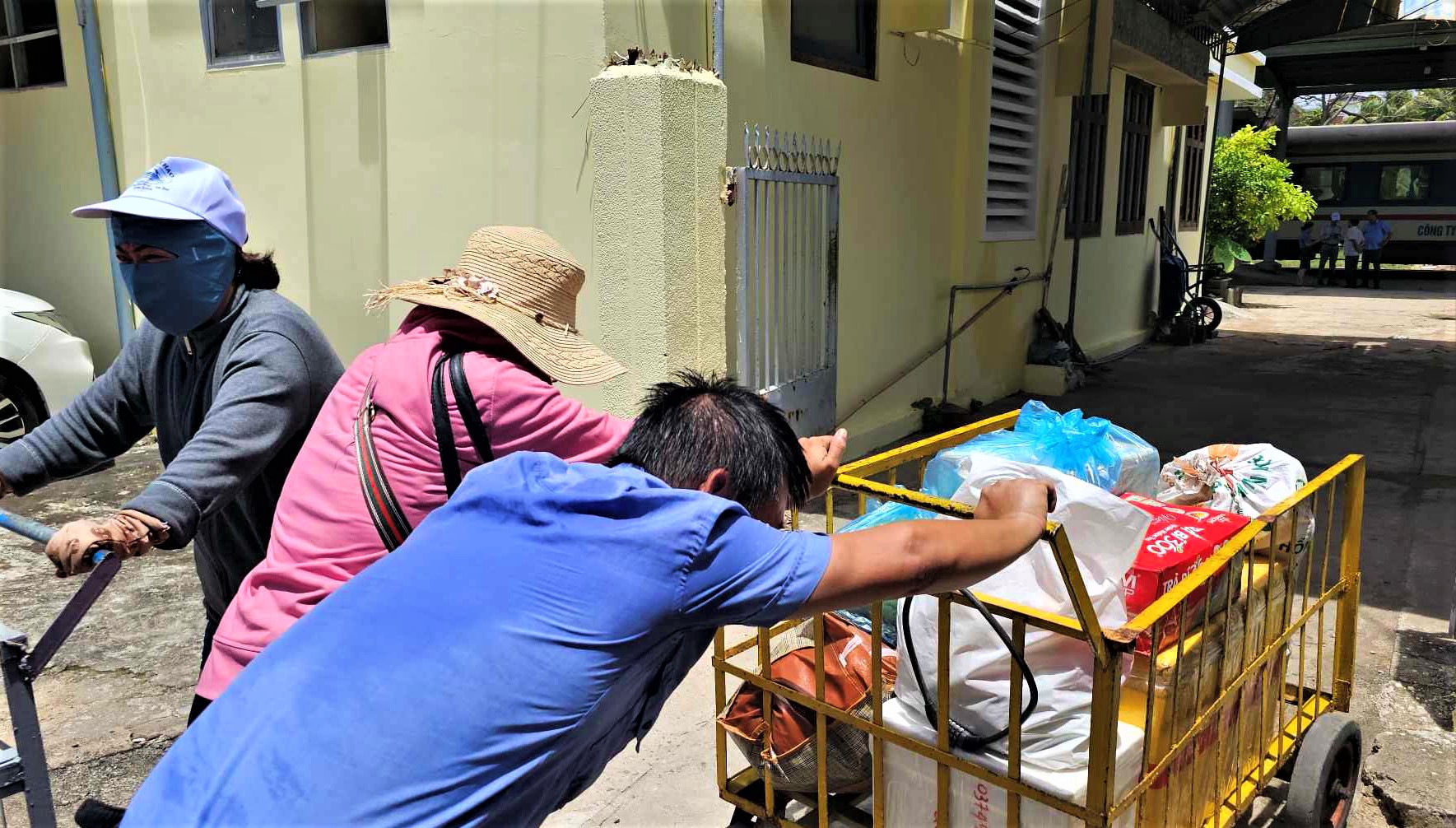 Đường sắt căng mình hỗ trợ khách trung chuyển qua điểm sạt lở hầm Chí Thạnh- Ảnh 5. Đường sắt căng mình hỗ trợ khách trung chuyển qua điểm sạt lở hầm Chí Thạnh- Ảnh 5.