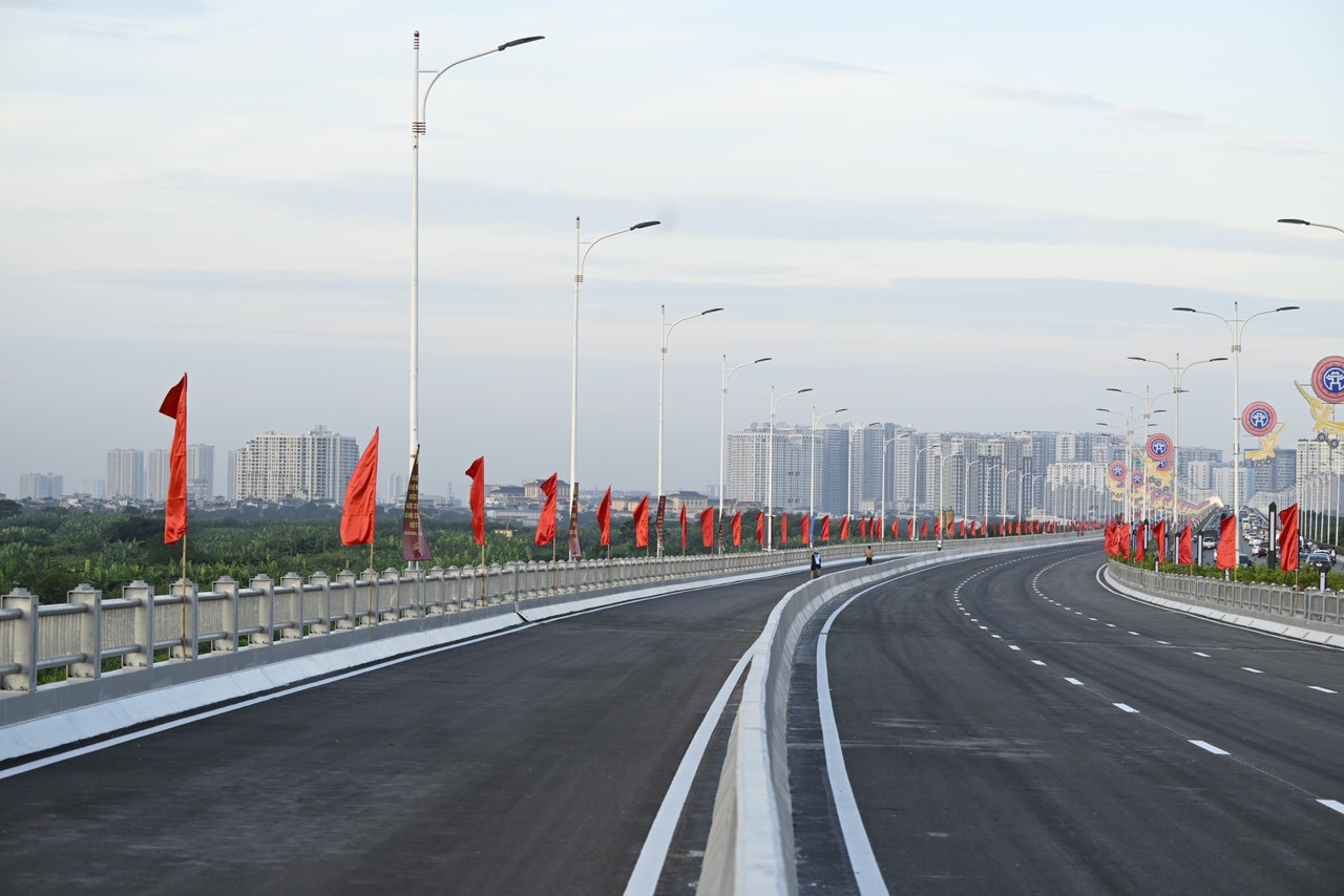 H&agrave; Nội: B&agrave;n giao cầu Vĩnh Tuy 2 về Sở GTVT quản l&yacute;- Ảnh 1.