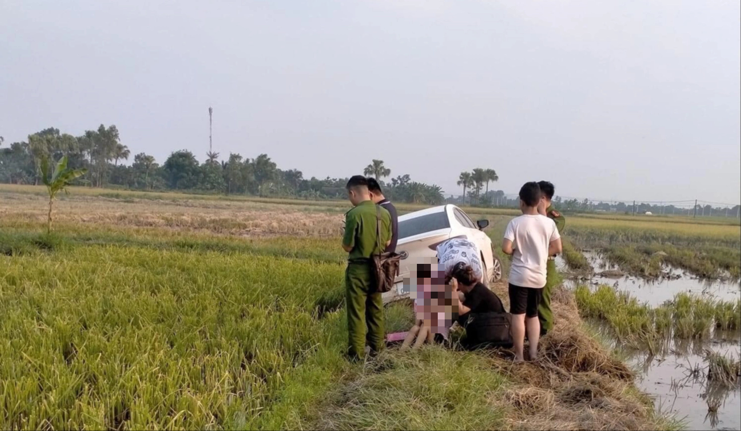 Thực hư nh&oacute;m người nước ngo&agrave;i đi &ocirc; t&ocirc; nghi lừa đảo bị người d&acirc;n truy đuổi- Ảnh 1.