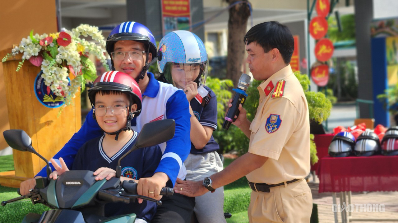 CSGT TP.HCM v&agrave; B&aacute;o Giao th&ocirc;ng tuy&ecirc;n truyền an to&agrave;n giao th&ocirc;ng cho gần 1.000 học sinh- Ảnh 2.