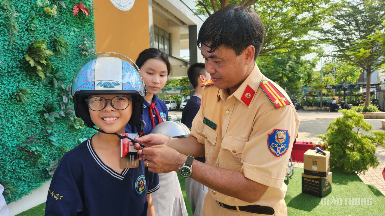 CSGT TP.HCM v&agrave; B&aacute;o Giao th&ocirc;ng tuy&ecirc;n truyền an to&agrave;n giao th&ocirc;ng cho gần 1.000 học sinh- Ảnh 4.
