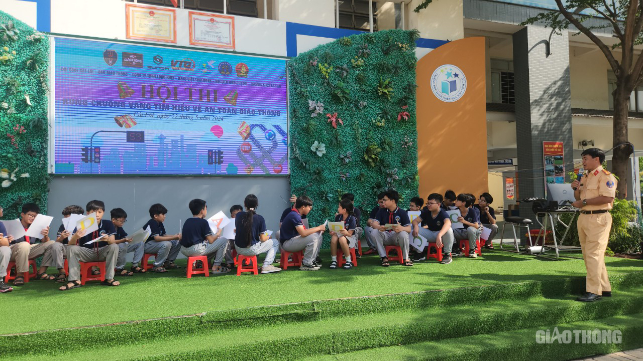 CSGT TP.HCM v&agrave; B&aacute;o Giao th&ocirc;ng tuy&ecirc;n truyền an to&agrave;n giao th&ocirc;ng cho gần 1.000 học sinh- Ảnh 7.