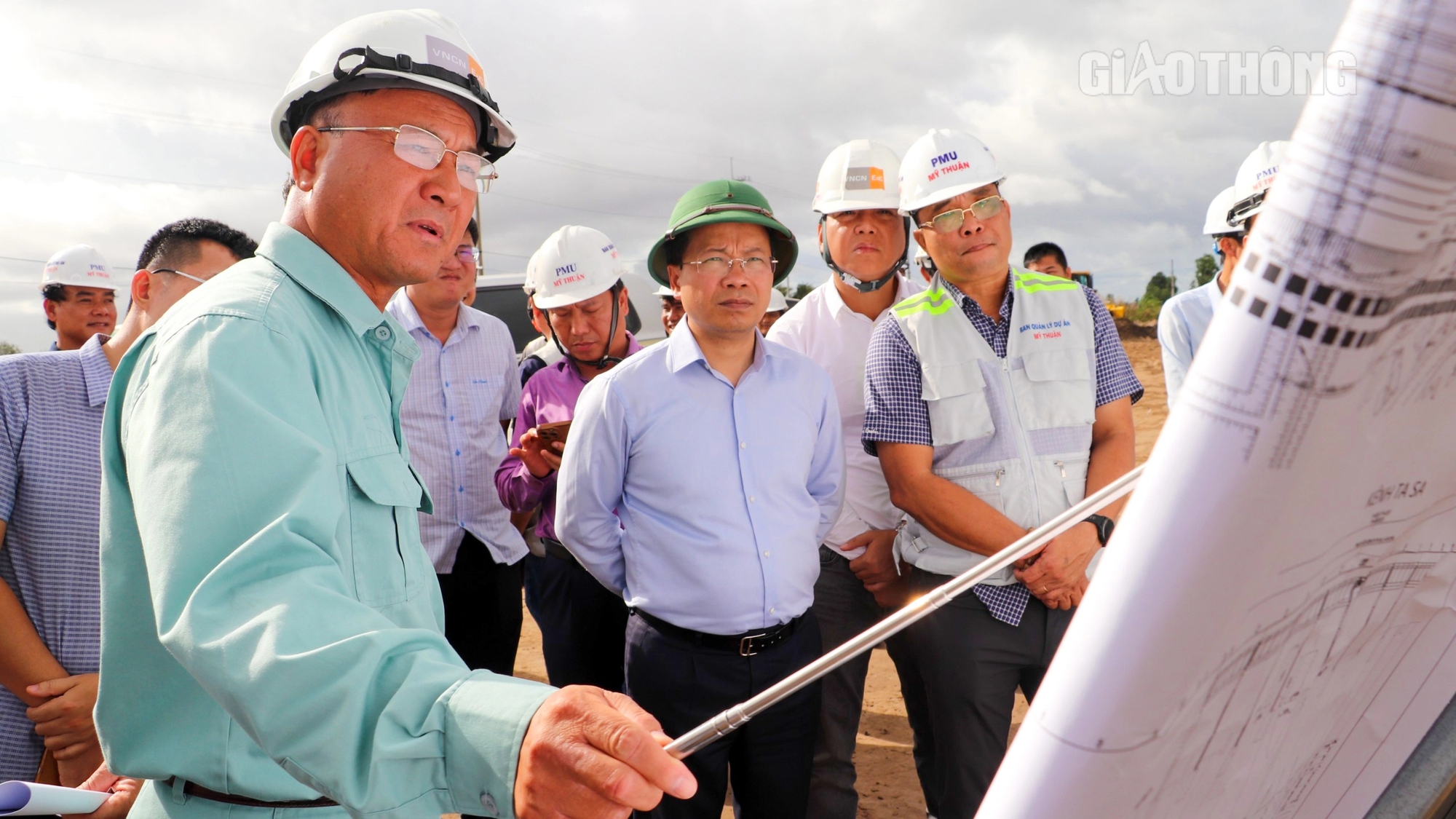 Khẩn trương bổ sung máy móc, đẩy tiến độ cao tốc Hậu Giang - Cà Mau- Ảnh 1. Thứ trưởng Bộ GTVT Nguyễn Duy Lâm kiểm tra cao tốc