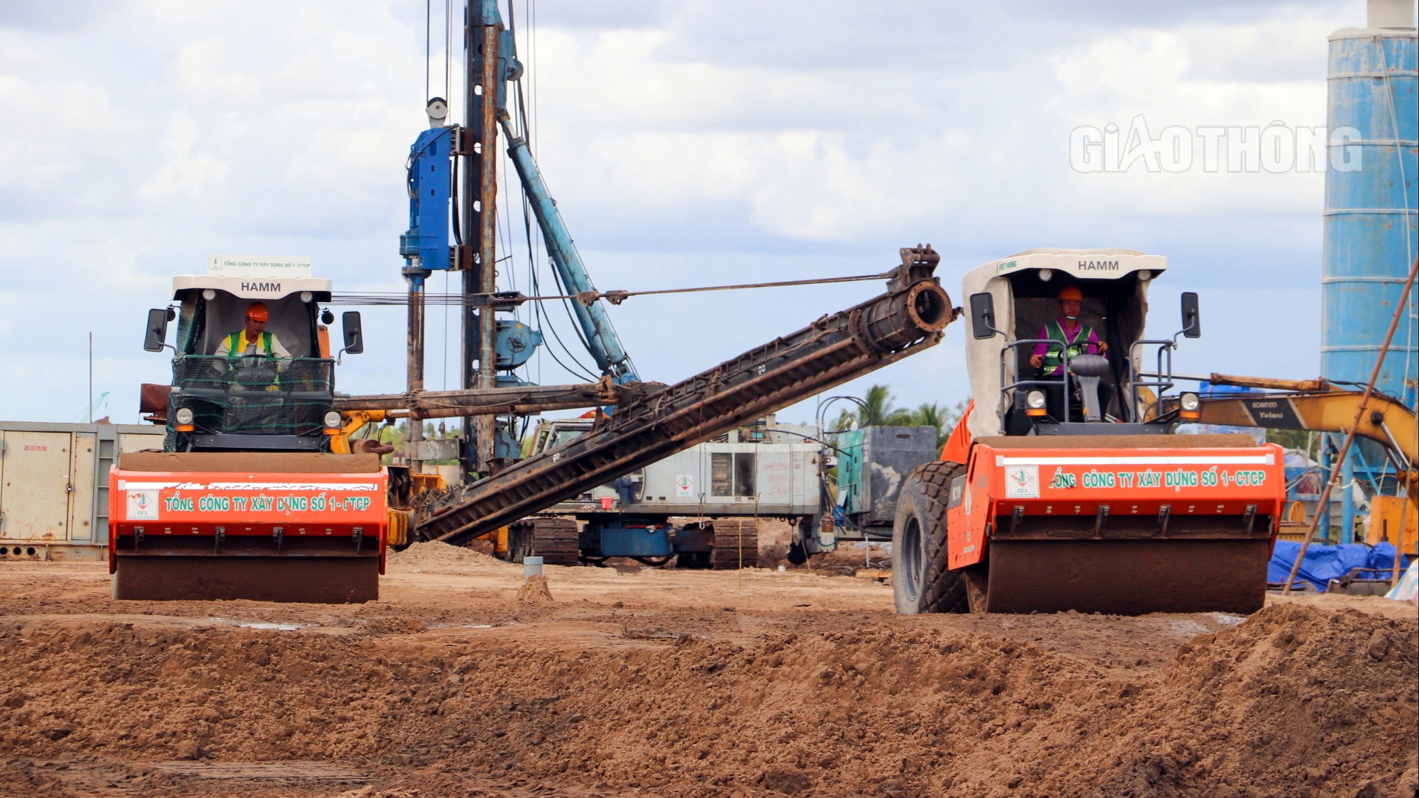 Khẩn trương bổ sung máy móc, đẩy tiến độ cao tốc Hậu Giang - Cà Mau- Ảnh 2. Khẩn trương bổ sung máy móc, đẩy tiến độ cao tốc Hậu Giang - Cà Mau- Ảnh 2.