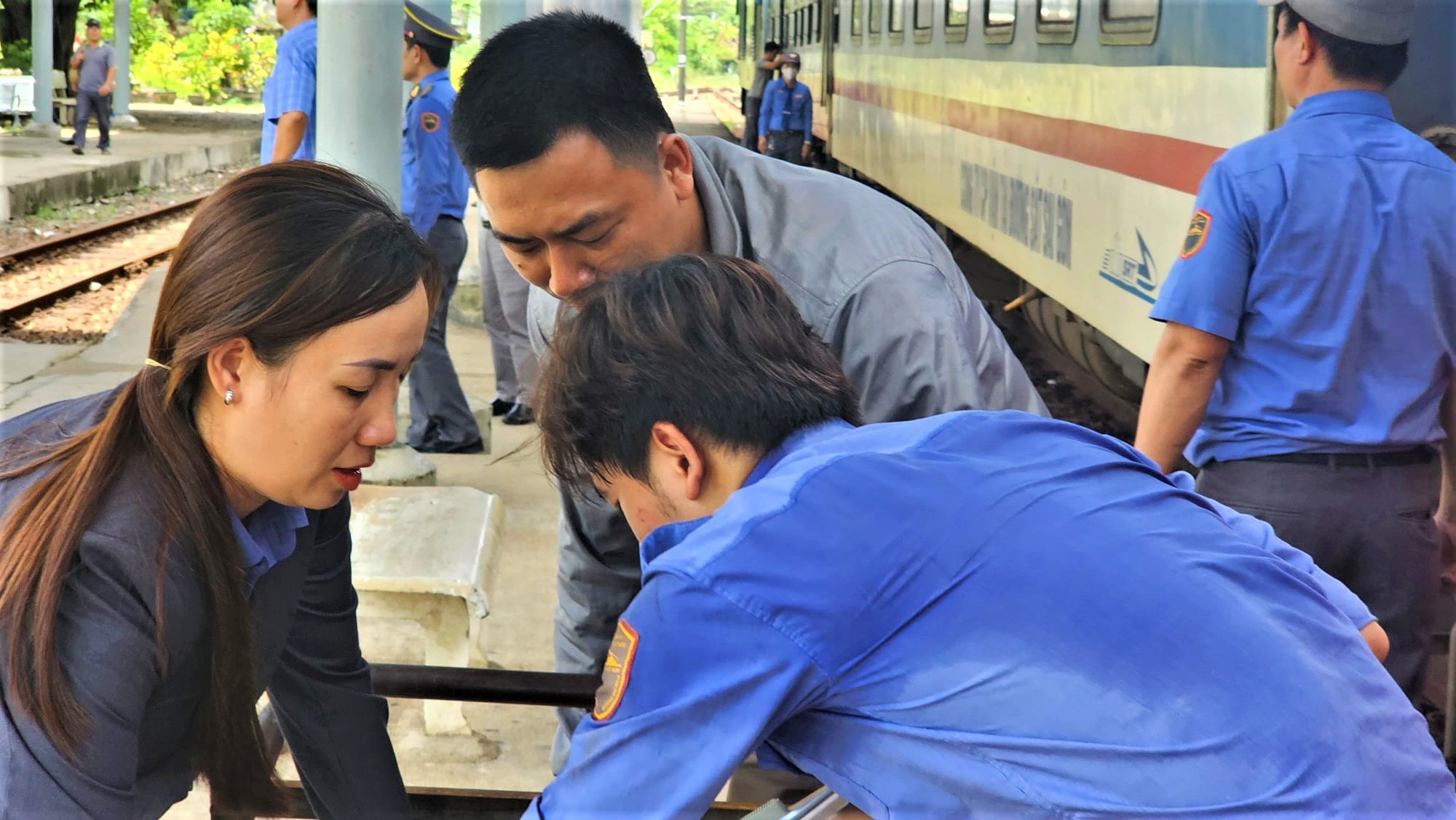 Đường sắt căng mình hỗ trợ khách trung chuyển qua điểm sạt lở hầm Chí Thạnh- Ảnh 8. Đường sắt căng mình hỗ trợ khách trung chuyển qua điểm sạt lở hầm Chí Thạnh- Ảnh 8.