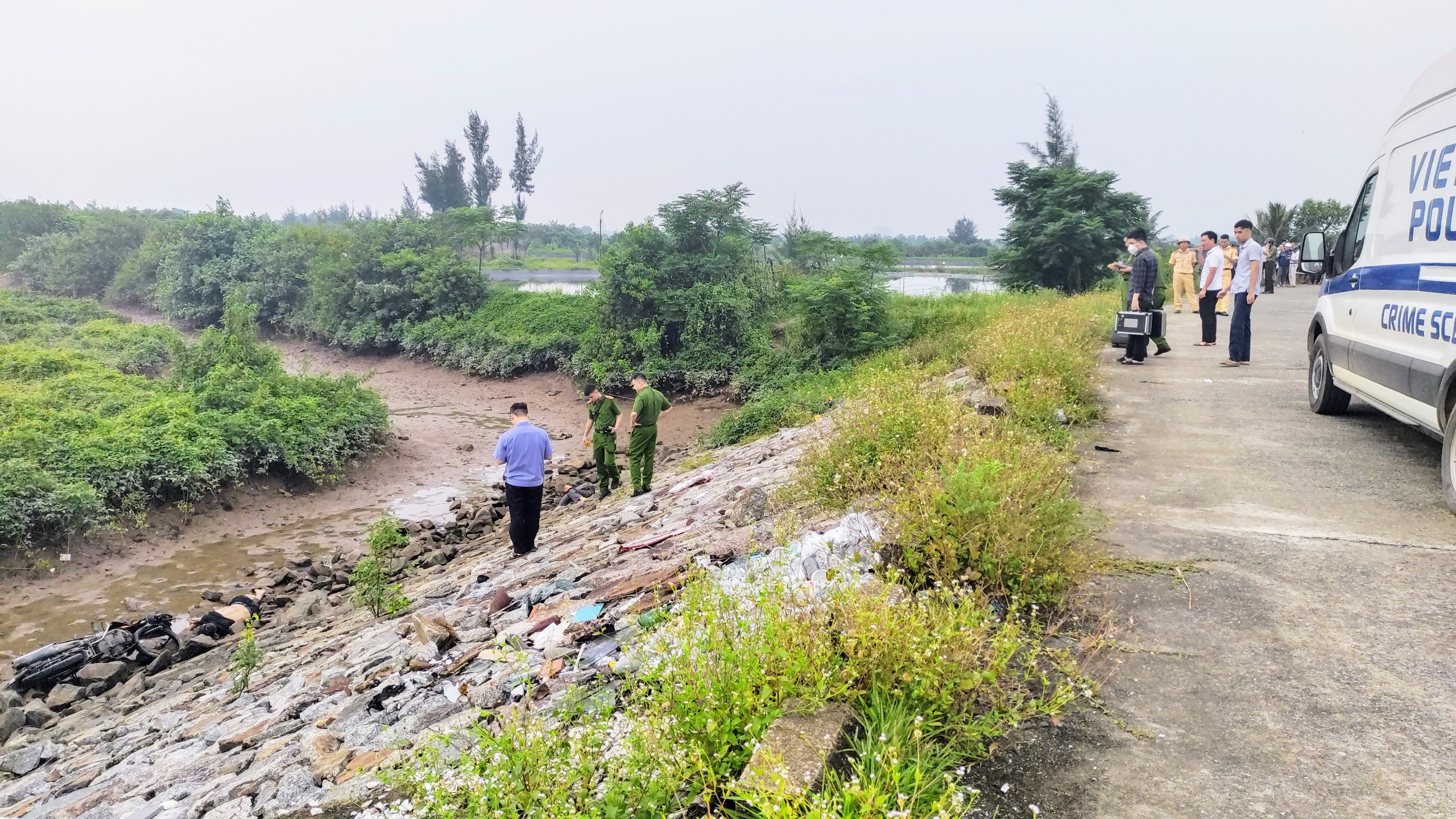 Hai thanh niên tử vong dưới bờ đê cạnh xe máy hư hỏng- Ảnh 1. Hai thanh niên tử vong dưới bờ đê cạnh xe máy hư hỏng- Ảnh 1.