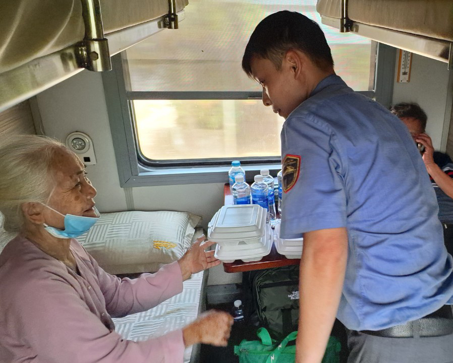 Đường sắt căng mình hỗ trợ khách trung chuyển qua điểm sạt lở hầm Chí Thạnh- Ảnh 10. Đường sắt căng mình hỗ trợ khách trung chuyển qua điểm sạt lở hầm Chí Thạnh- Ảnh 10.