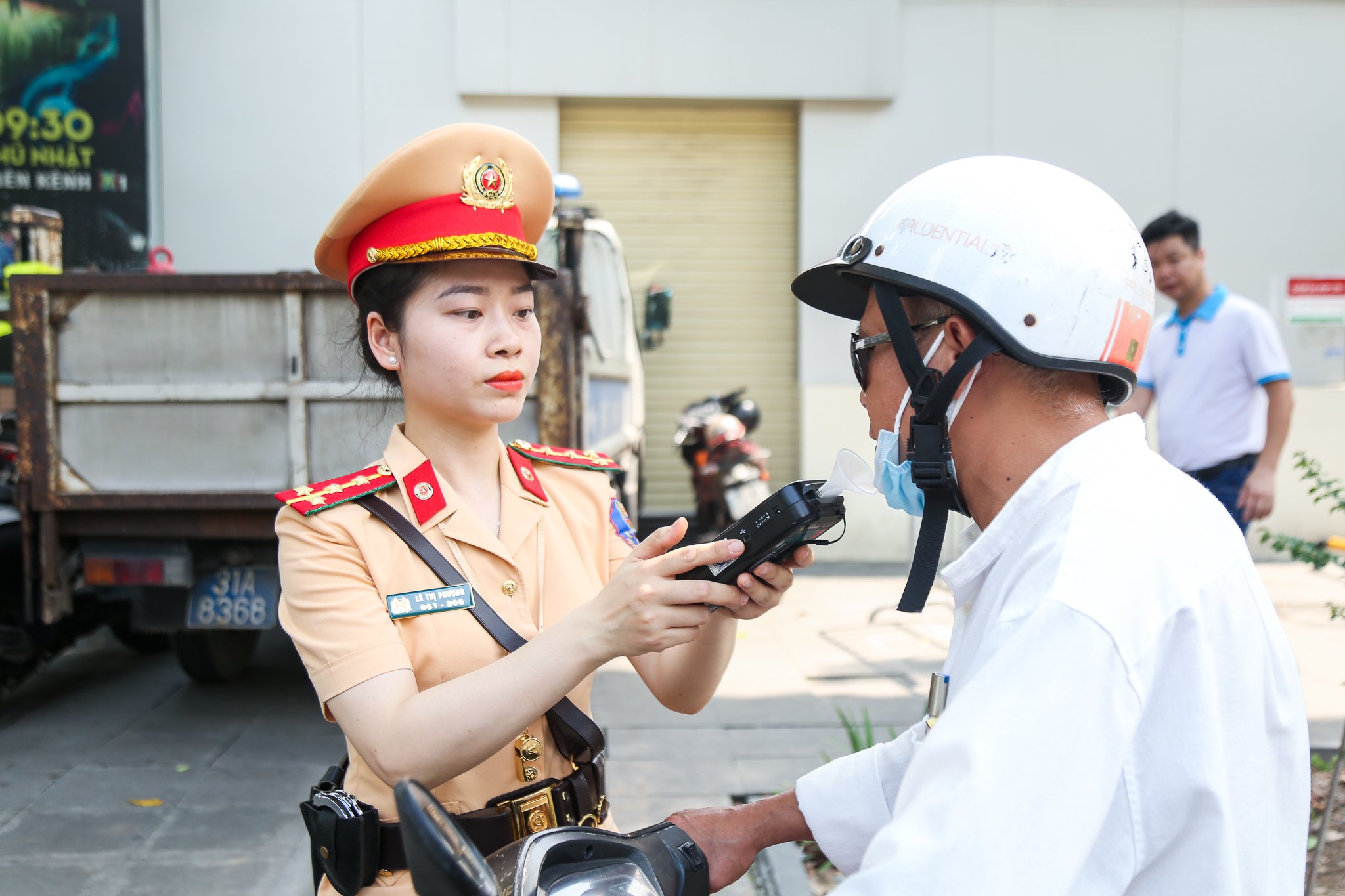 Nữ cảnh sát giao thông Hà Nội trực tiếp xử lý vi phạm nồng độ cồn- Ảnh 2. Nữ cảnh sát giao thông Hà Nội trực tiếp xử lý vi phạm nồng độ cồn- Ảnh 2.