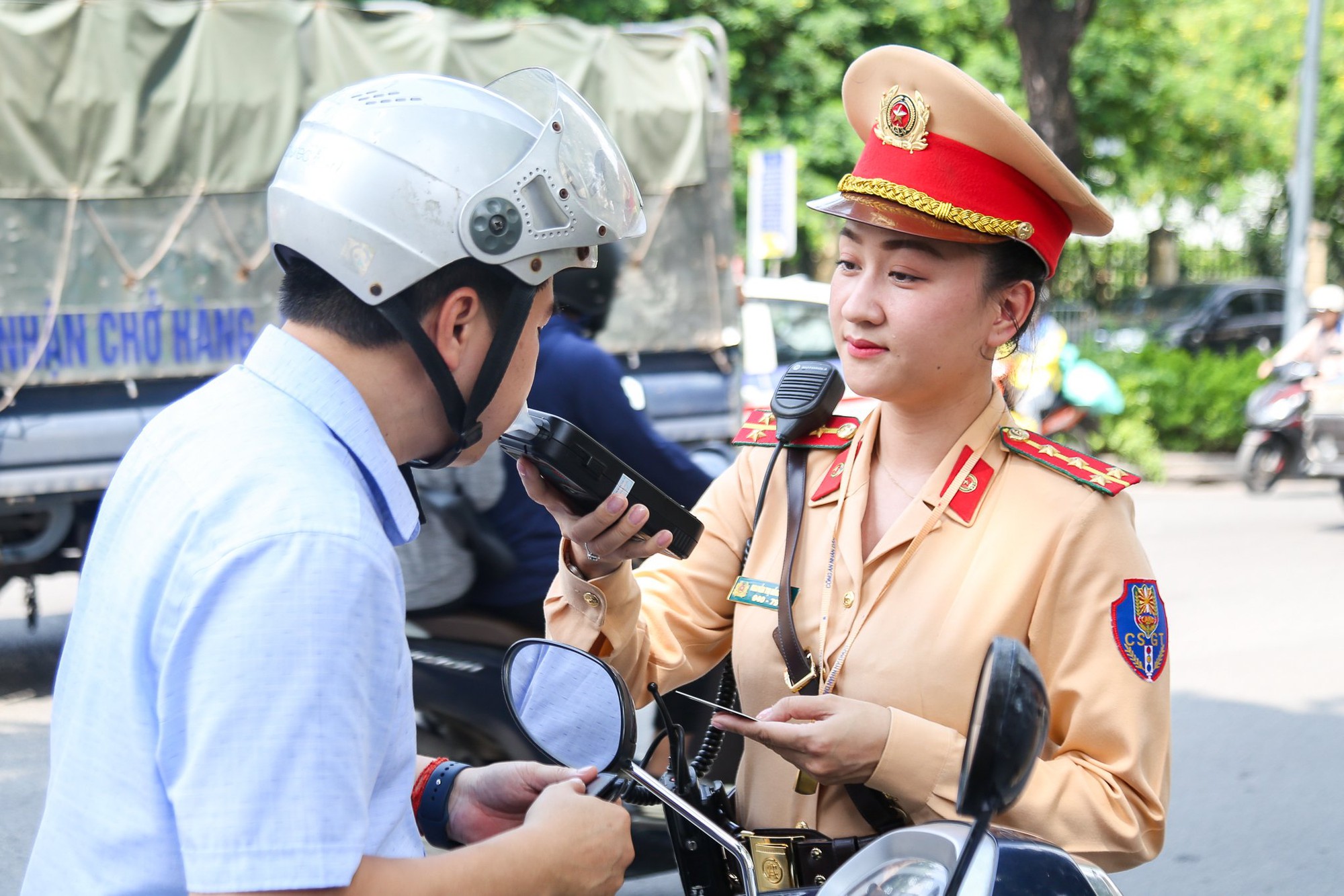 Nữ cảnh sát giao thông Hà Nội trực tiếp xử lý vi phạm nồng độ cồn- Ảnh 1. Nữ cảnh sát giao thông Hà Nội trực tiếp xử lý vi phạm nồng độ cồn- Ảnh 1.