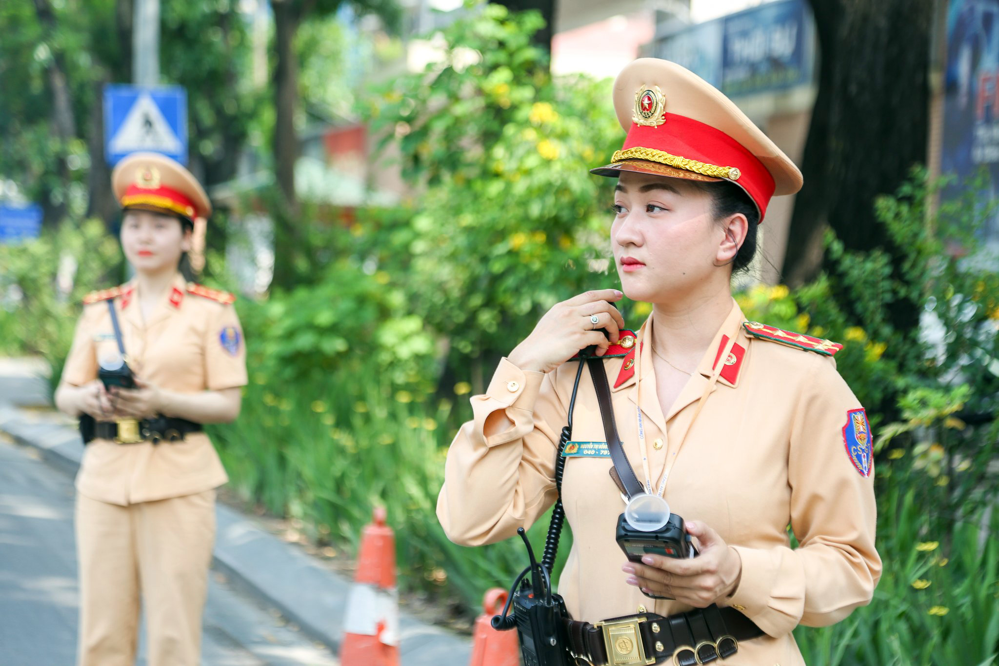 Nữ cảnh sát giao thông Hà Nội trực tiếp xử lý vi phạm nồng độ cồn- Ảnh 3. Nữ cảnh sát giao thông Hà Nội trực tiếp xử lý vi phạm nồng độ cồn- Ảnh 3.