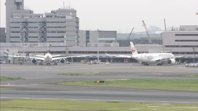 Hai m&aacute;y bay va chạm mạnh tại c&aacute;nh g&acirc;y hư hỏng nặng, h&agrave;ng trăm kh&aacute;ch bị ảnh hưởng. (Ảnh: NHK)