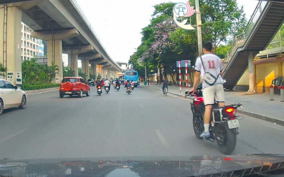 Thanh ni&ecirc;n đầu trần đứng tr&ecirc;n xe m&aacute;y, lạng l&aacute;ch như diễn xiếc tr&ecirc;n đường