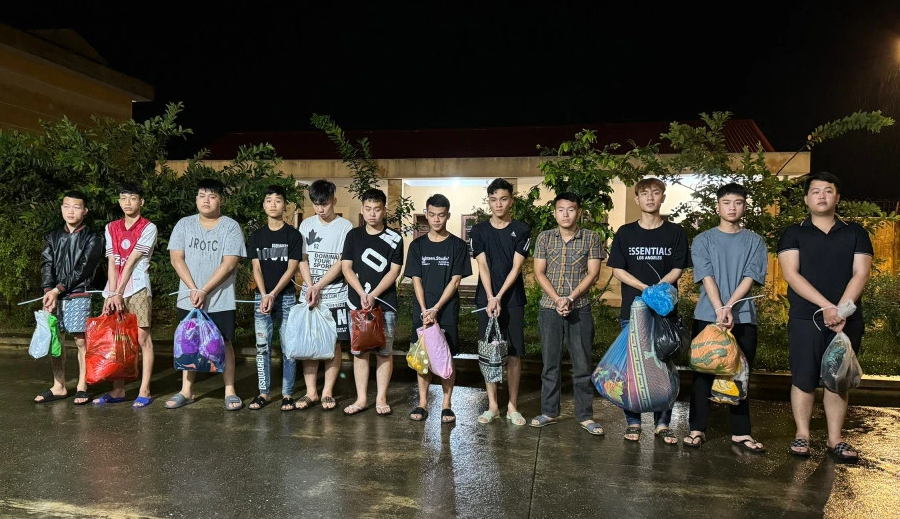 Đuổi đ&aacute;nh nhau tr&ecirc;n đường như trong phim, 12 thanh, thiếu ni&ecirc;n bị tạm giữ h&igrave;nh sự- Ảnh 1.