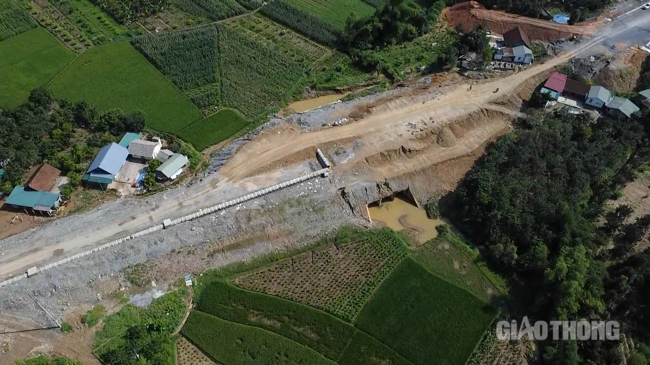 Lào Cai: Vì sao đường dẫn cầu Làng Giàng còn 300m chưa thi công xong?- Ảnh 3. Lào Cai: Vì sao đường dẫn cầu Làng Giàng còn 300m chưa thi công xong?- Ảnh 3.