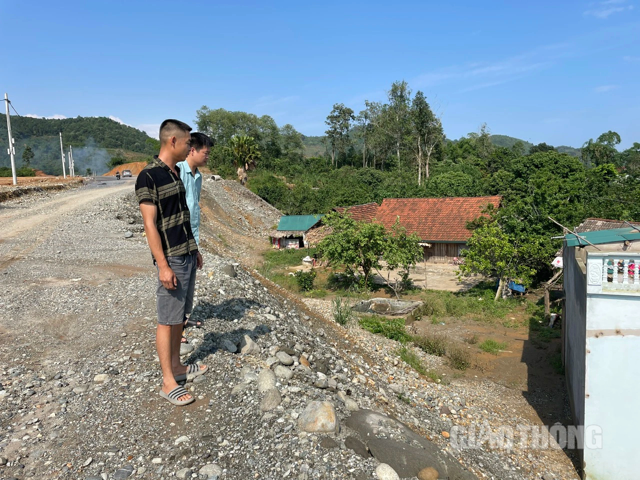 Lào Cai: Vì sao đường dẫn cầu Làng Giàng còn 300m chưa thi công xong?- Ảnh 6. Lào Cai: Vì sao đường dẫn cầu Làng Giàng còn 300m chưa thi công xong?- Ảnh 6.