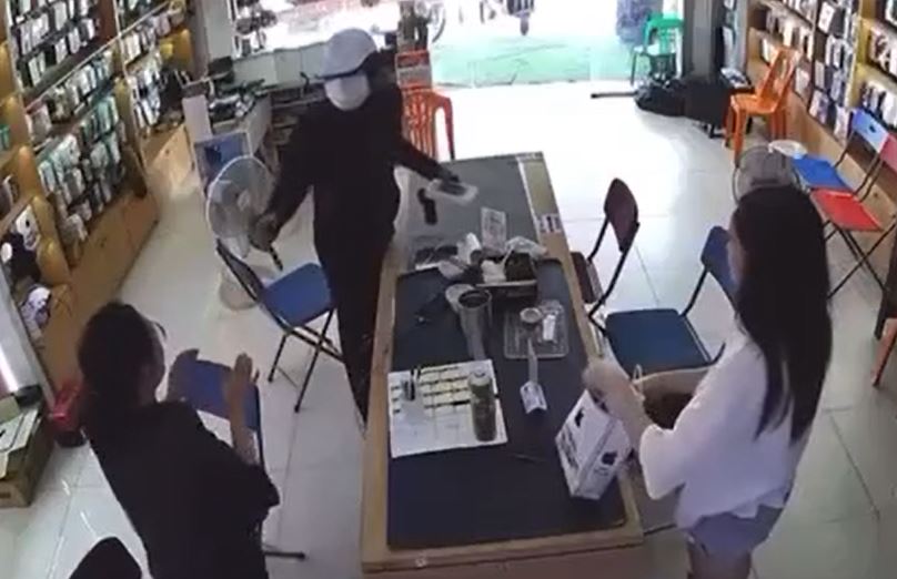 Truy bắt đối tượng nghi cầm súng và dao cướp cửa hàng điện thoại ở Nghệ An- Ảnh 2. Truy bắt đối tượng nghi cầm súng và dao cướp cửa hàng điện thoại ở Nghệ An- Ảnh 2.