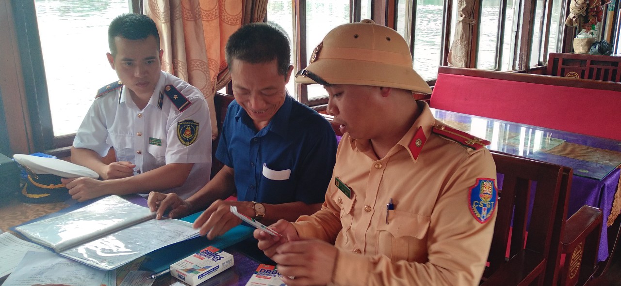 Quảng Ninh: Xuống t&agrave;u tuy&ecirc;n truyền, đo nồng độ cồn người điều khiển phương tiện thủy- Ảnh 2.