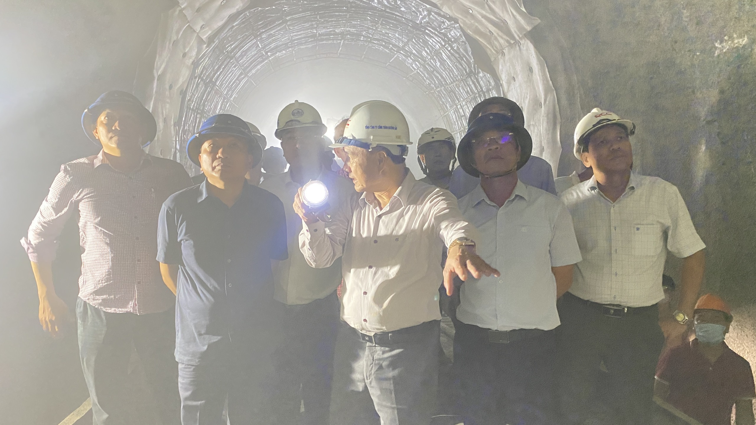 Nỗ lực thông hầm đường sắt Chí Thạnh trong 2-3 ngày tới- Ảnh 2. Nỗ lực thông hầm đường sắt Chí Thạnh trong 2-3 ngày tới- Ảnh 2.