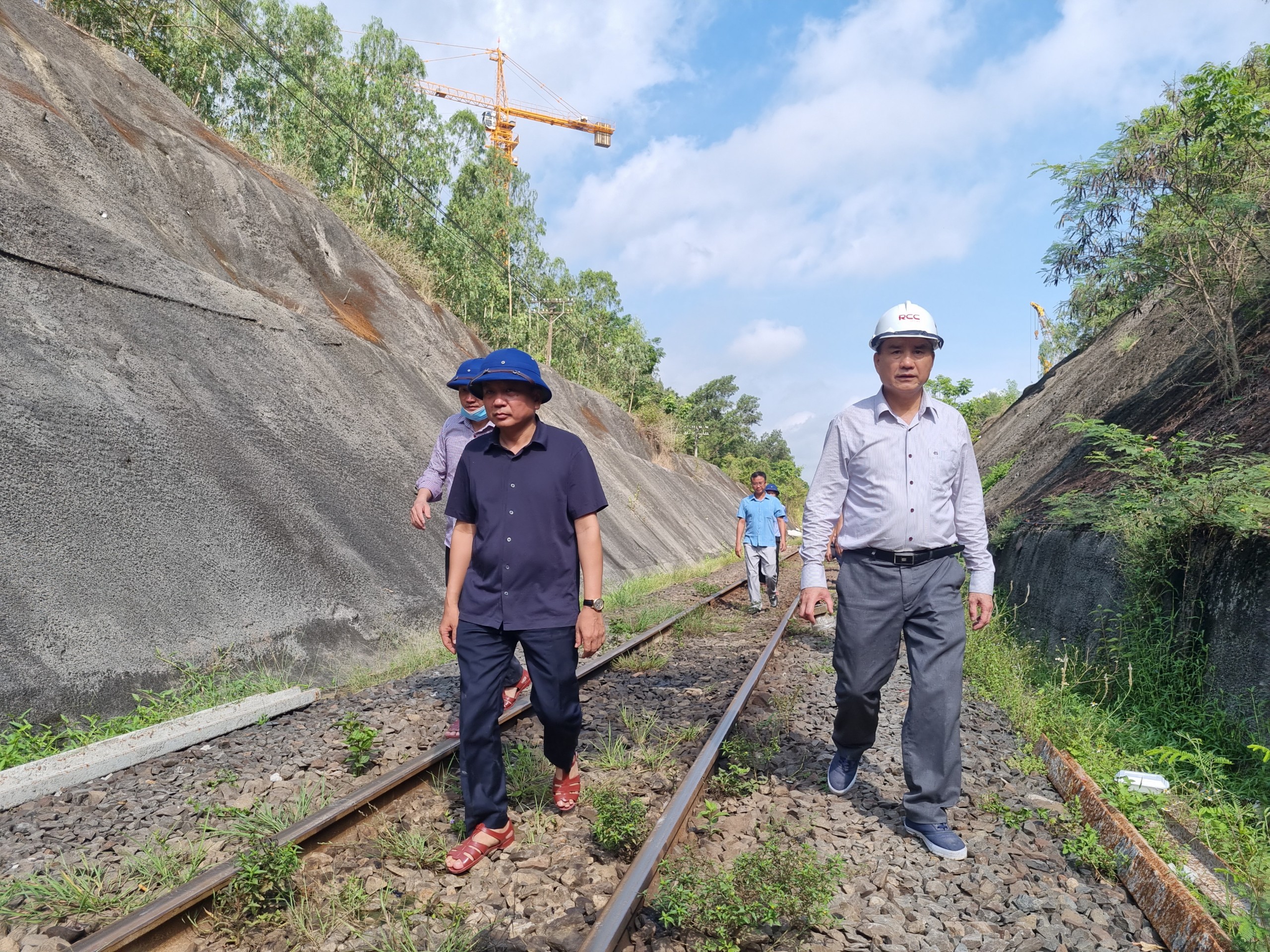 Nỗ lực thông hầm đường sắt Chí Thạnh trong 2-3 ngày tới- Ảnh 4. Nỗ lực thông hầm đường sắt Chí Thạnh trong 2-3 ngày tới- Ảnh 4.