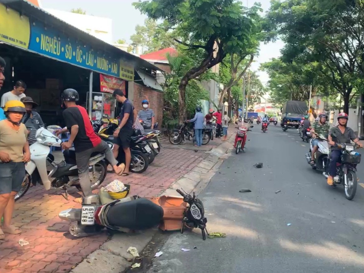 Bị CSGT kiểm tra, t&agrave;i xế tăng ga bỏ chạy g&acirc;y tai nạn khiến một phụ nữ trọng thương- Ảnh 1.
