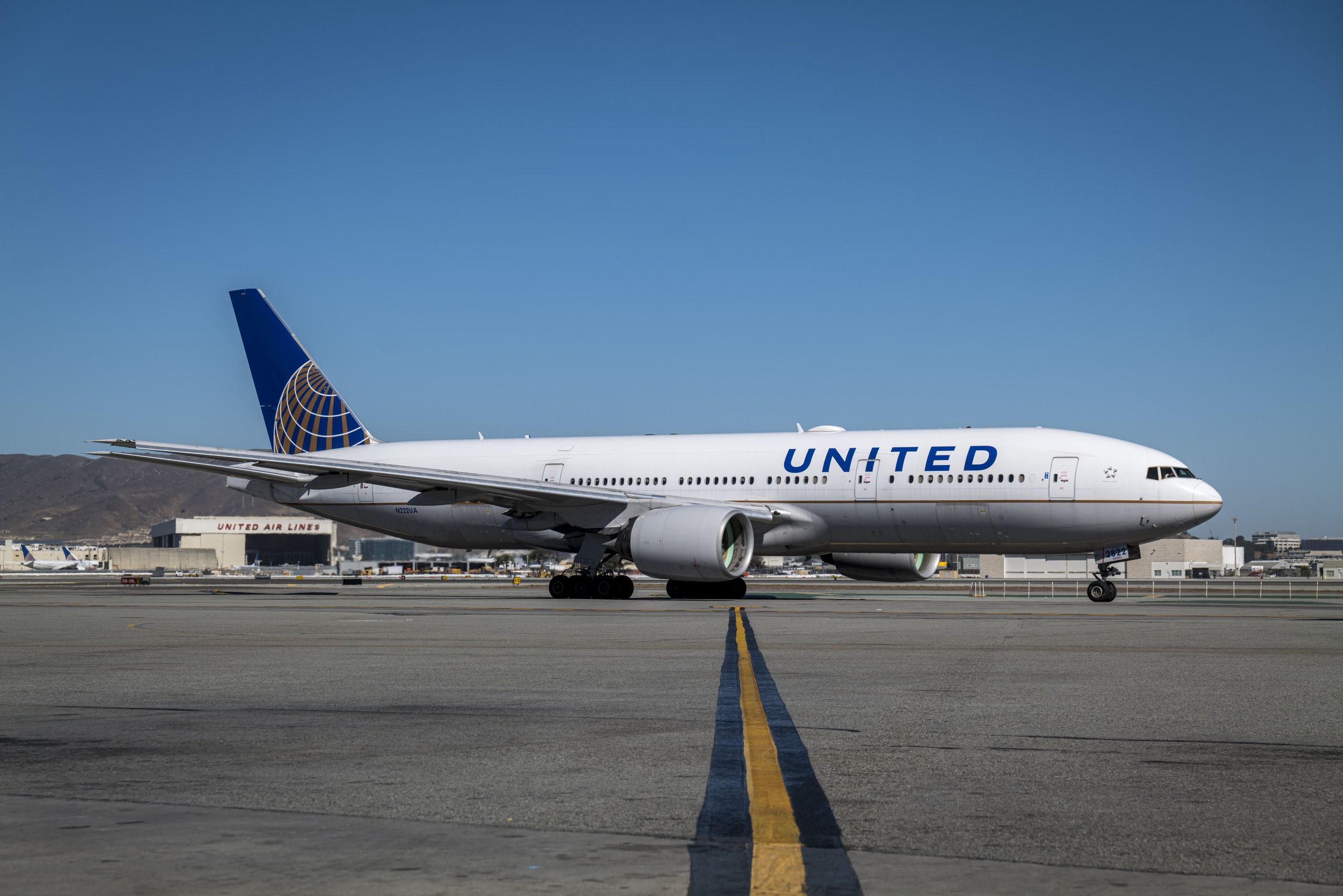 FAA đ&atilde; ra chỉ thị, chỉ ra lỗi hệ thống điện tr&ecirc;n m&aacute;y bay Boeing 777 c&oacute; nguy cơ khiến th&ugrave;ng nhi&ecirc;n liệu tr&ecirc;n c&aacute;nh m&aacute;y bay bốc ch&aacute;y, ph&aacute;t nổ. (Ảnh: CNBC)