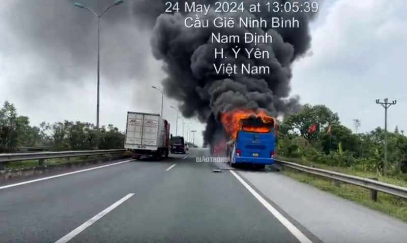 Chiếc xe kh&aacute;ch bốc ch&aacute;y ng&ugrave;n ngụt tr&ecirc;n cao tốc Cầu Giẽ - Ninh B&igrave;nh.